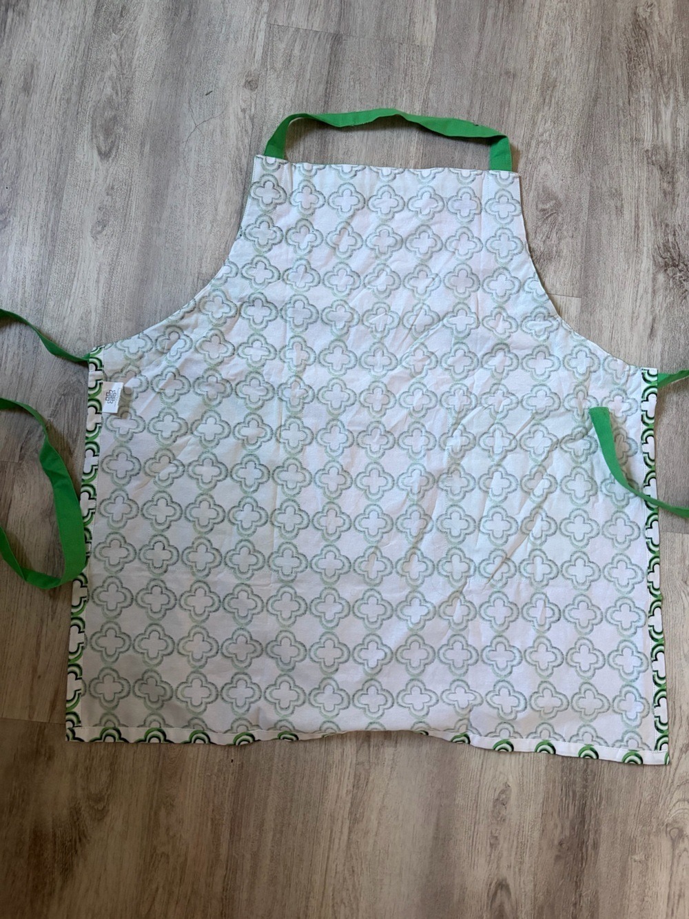 NWT green and white patterned Kitchen Apron with Pockets Patricia Heaton Home - Picture 3 of 4
